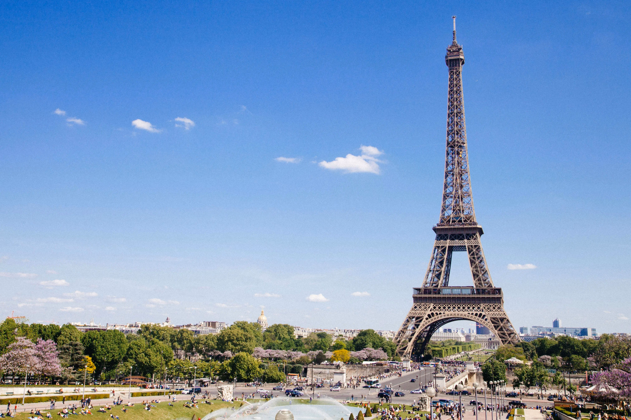 La Torre Eiffel vista desde el Trocadéro, con el Champ de Mars y los jardines en primavera