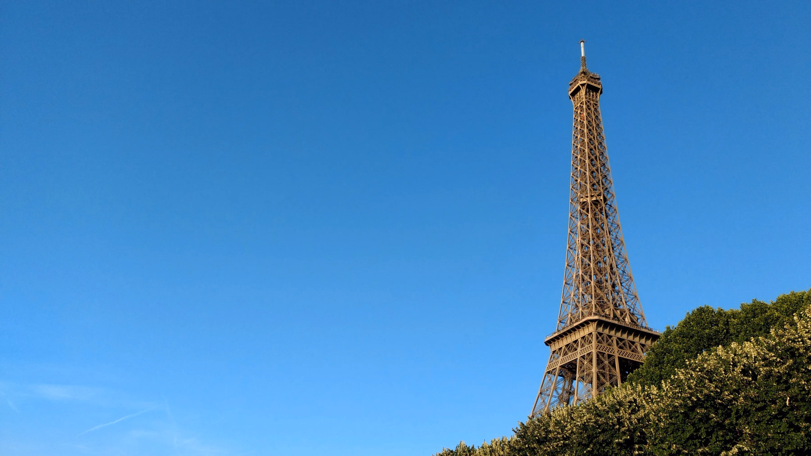 La Torre Eiffel vista desde los jardines del Champ de Mars, en París